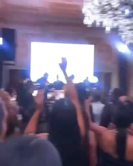 原谅我发一下，哈登真是太好笑了，女友捡起花束时恐惧的小眼神