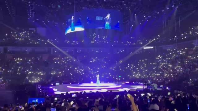 陈慧娴演唱会重现90年代金曲，千千阙歌引全场合唱
