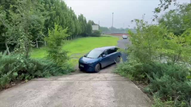 不是哥们儿，小鹏 X9 也来爬楼梯了 蔚小理这下齐了， 前两辆车的视频看这条