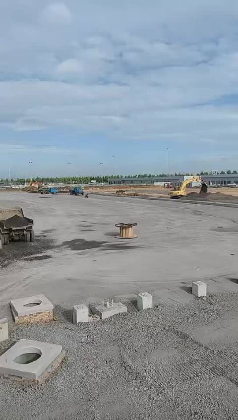 正在扩建的停车场，停得满满都是乐道L90 屯车，这一次他们可是认真的