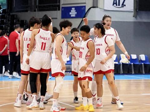 81-69！女篮逆转大胜美国队！中国队夺世大运2连冠，围成一圈庆祝