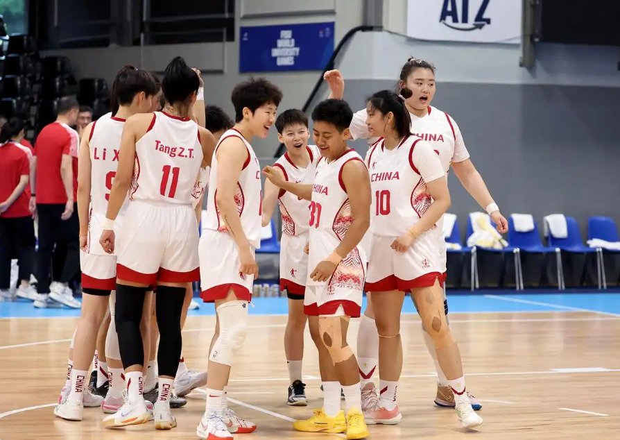 凌晨4点，女篮卫冕世大运金牌！宫鲁鸣被上了一课：打强队就该狠