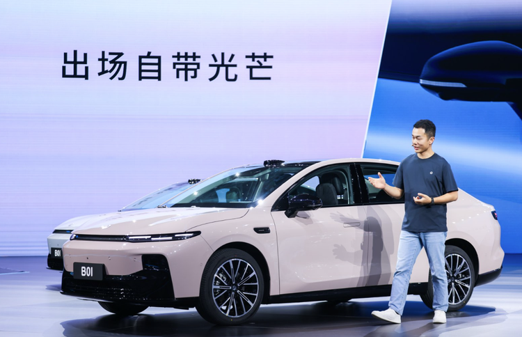 零跑造了一辆"半价Model 3"，但这次是冲着小鹏和比亚迪去的