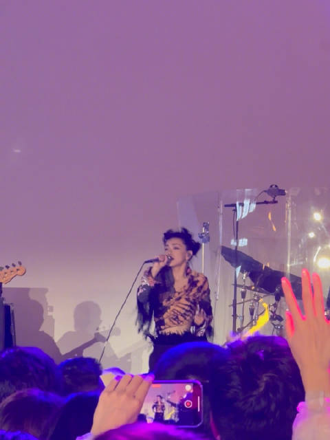 评委工作下班后，郭采洁的乐队Mola Oddity来到露天广场演出，发型吸睛