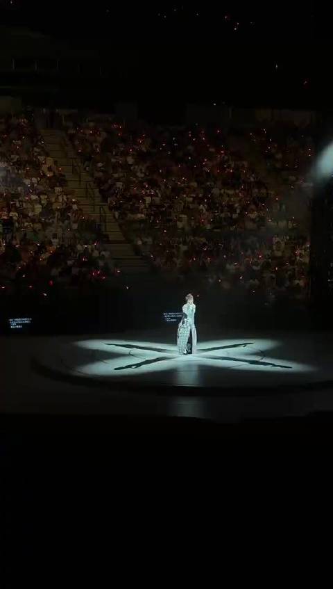 陈慧娴上海演唱会首场落幕，与歌迷暖心互动