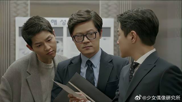 总裁调查姜暮烟男友，不料柳时镇就在身后，差点吓尿