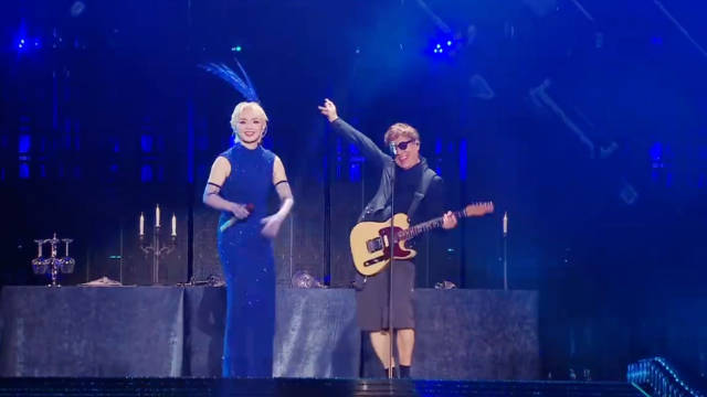 周笔畅嘉兴庆生演唱会与梁翘柏合唱《风筝》，二十年友情默契献唱