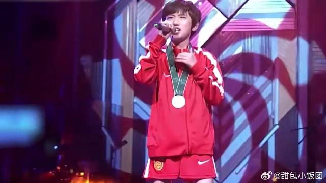 宋亚轩唱功怎么样，一首《铿锵玫瑰》，田震都坐不住