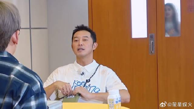 白鹿“偷感”好重！ 沙溢和姚译添对话白鹿门口偷听，笑死人了