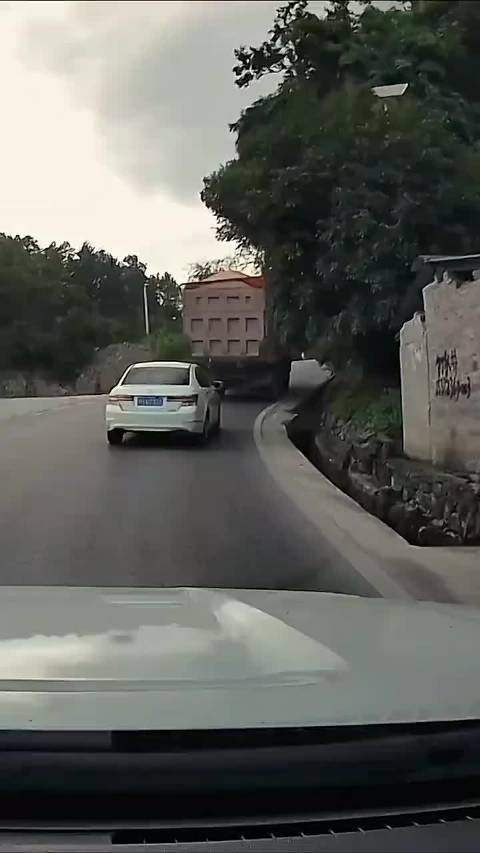 网友称无责不避豪车但远离大型车辆，男子造黄谣被刑拘