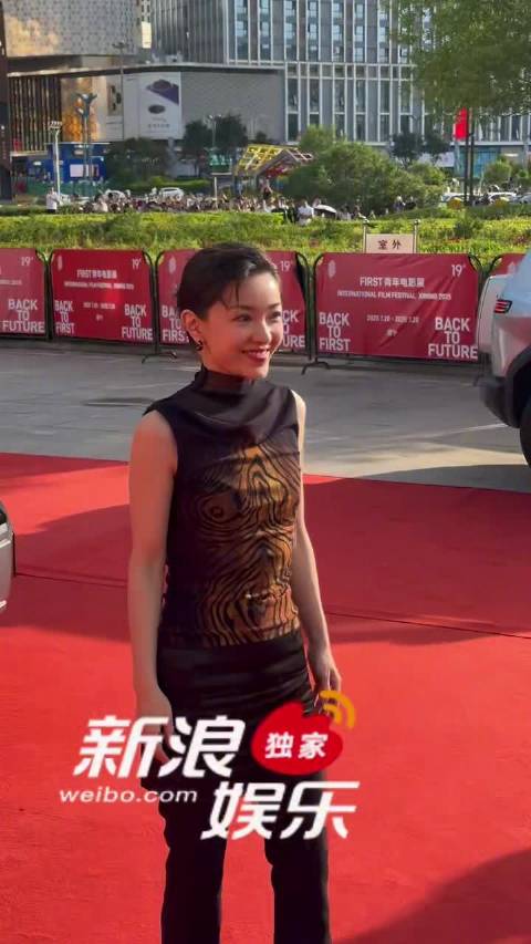 郭采洁走上all black造型很飒！