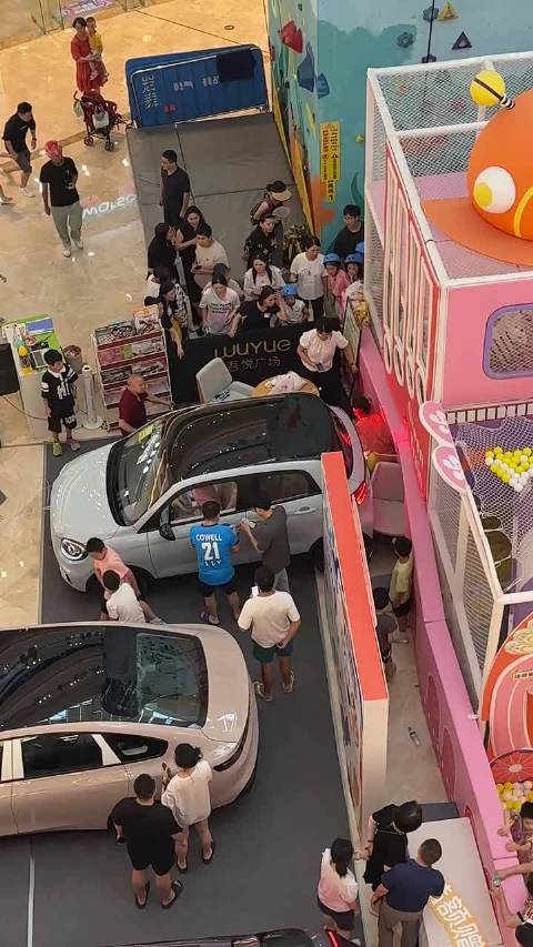 零跑？这是车展展位上，撞到人了！