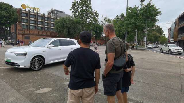 问界M8亮相清迈古城门广场引外国游客体验