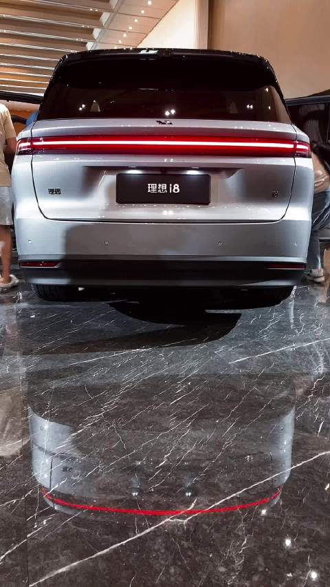 理想i8今天正式上市，从前脸看真的就是一个小MEGA，你们猜定价会是多少？