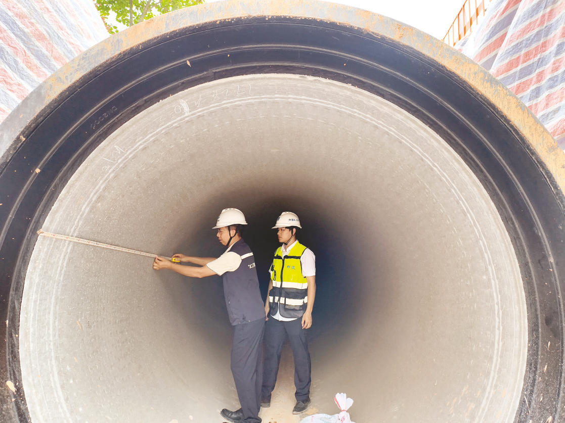     五象水厂一期工程出厂管施工现场，“水工兵”党员先锋队队员认真检查管道质量。     本报记者宋延康 摄