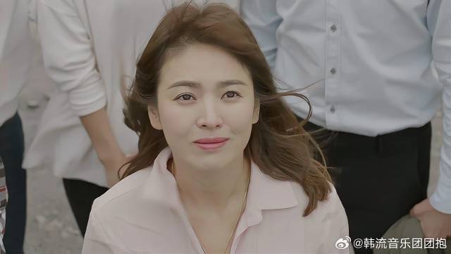 姜暮烟救活领导人，保镖眼神感激，姜暮烟秒懂了