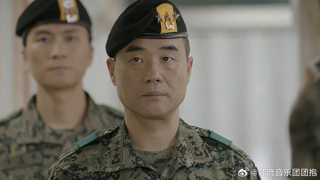 特种兵休假找女友，正赶上女友电视直播，眼神太宠溺