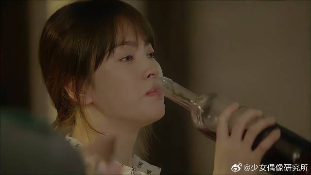 柳时镇想跟姜暮烟待一起，见她喝酒，当场看痴了