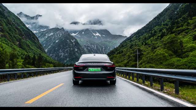 车主驾享界S9增程版游川西，雪山冰可乐物理防晒体验佳