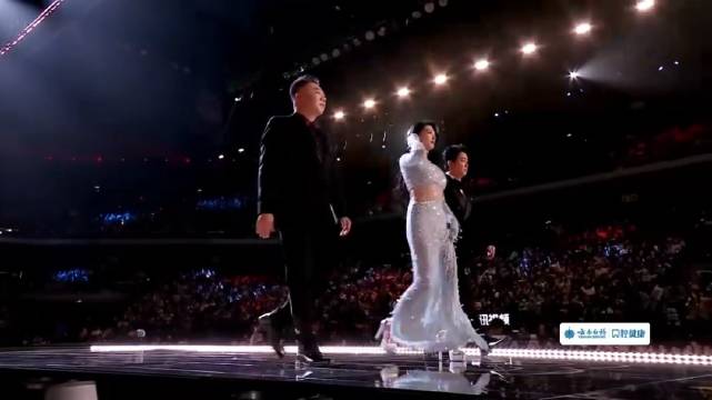 张雨绮身穿超薄透视裙，谁料下秒突然开灯，大长腿一览无余丨星光大赏