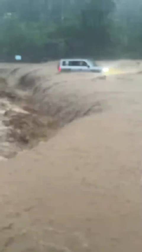 方程豹豹5洪水中翻滚自救，车身结构动力冗余显硬核实力