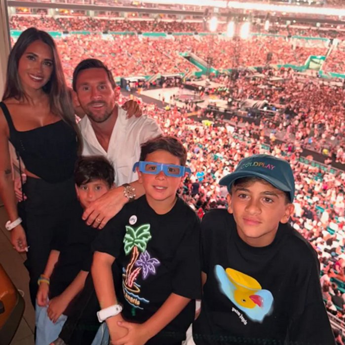 “模仿秀”？“酷玩乐队”演唱会大屏幕再拍到：梅西夫妇