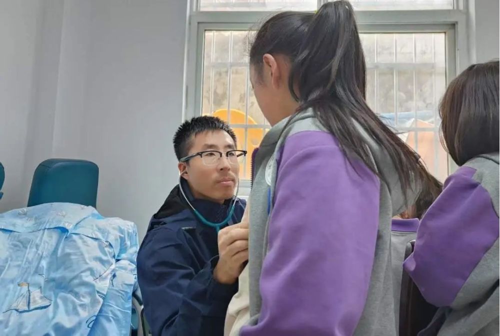 山西省心血管病医院先心病筛查医疗队为当地民众进行健康筛查步长制药供图