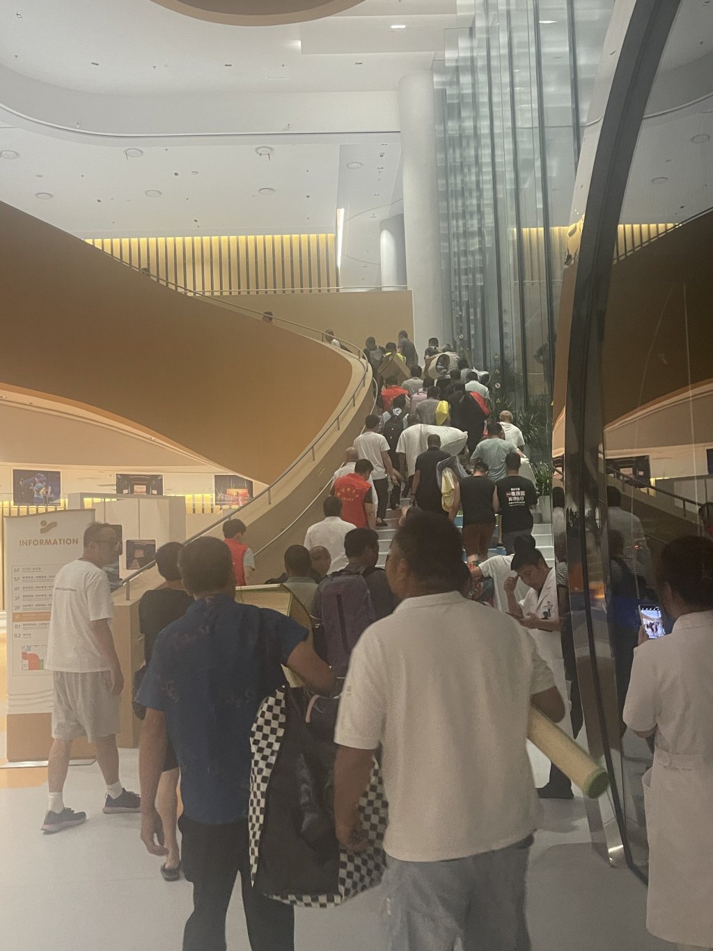 2025年7月29日,上海临港,工友们来到作为临时安置点的临港少年宫。 受访者 供图