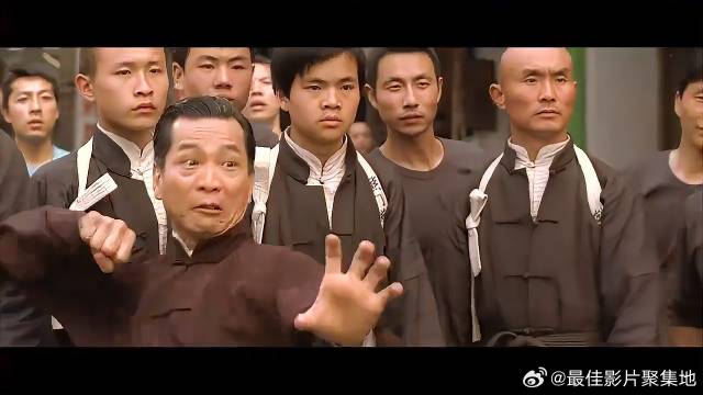 小伙挑战武馆，岂料佛山武术这么菜，几招被打得人事不省