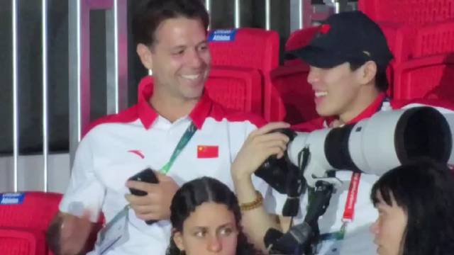 奥运冠军孙佳俊这是在看台干上了摄影师的活？