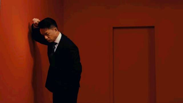 段奕宏登费加罗男士七月刊封面，静燃有势