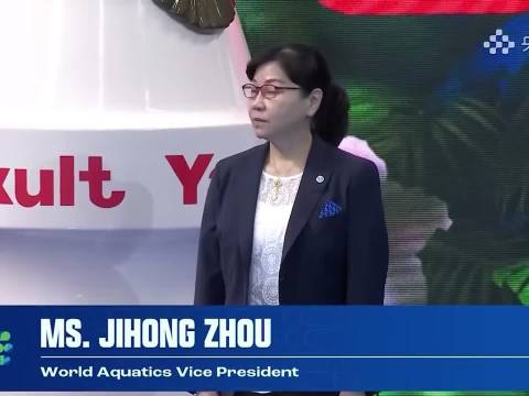 陈芋汐女子10米台夺冠，颁奖环节现奖牌错戴插曲