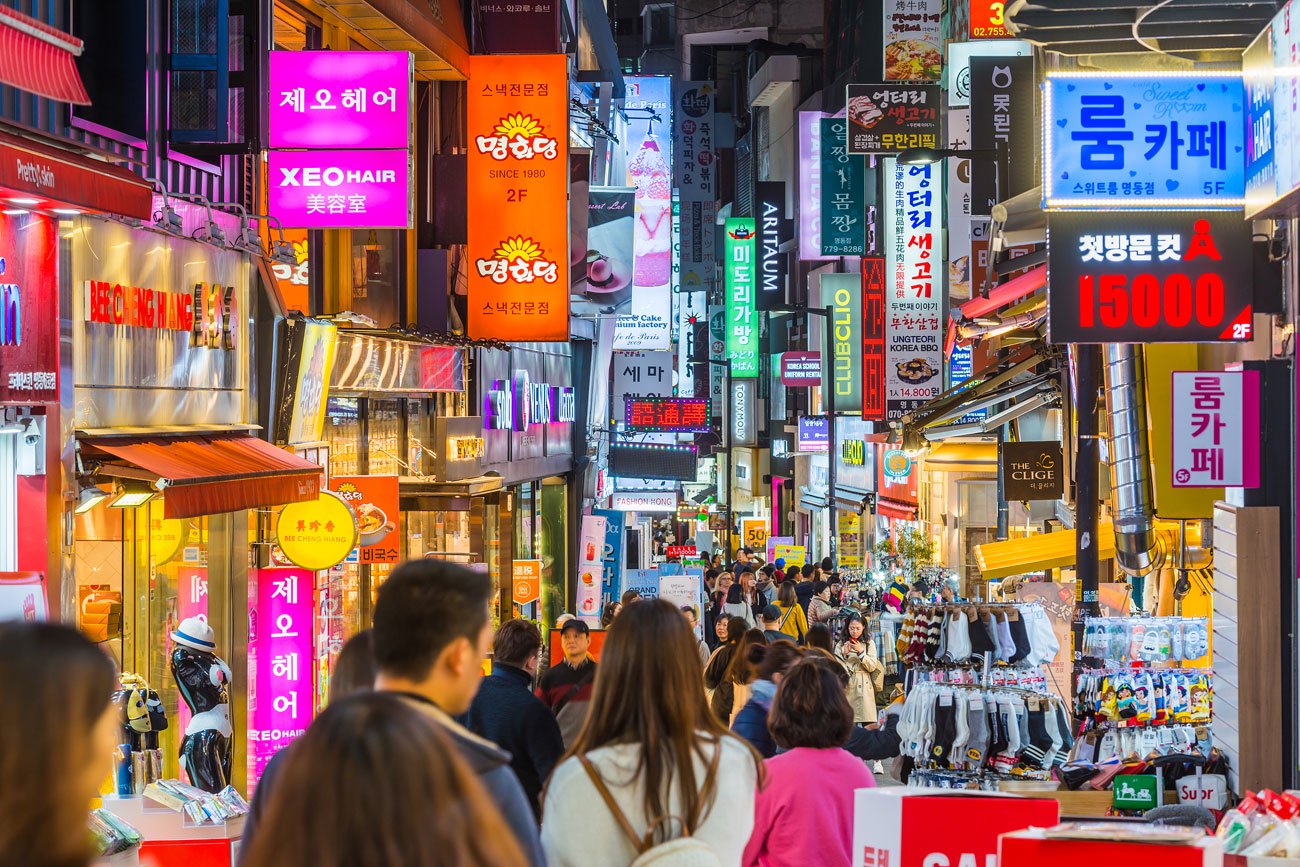 首尔一处步行街上的游客。视觉中国