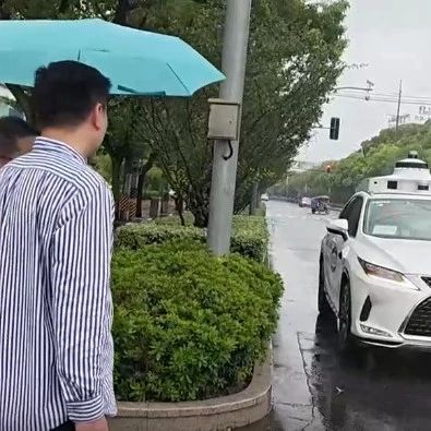 上海台风天，首个全无人驾驶出租车正式运营！价格确定了↗