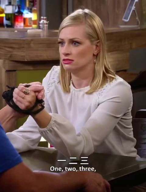 卡洛琳的嘴巴张的好大 破产姐妹