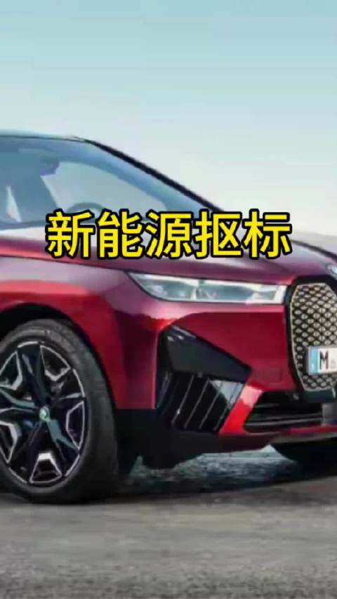 安徽某新能源车当街起火，火没灭就来人抠车标了，新能源自燃抠车标成标准流程
