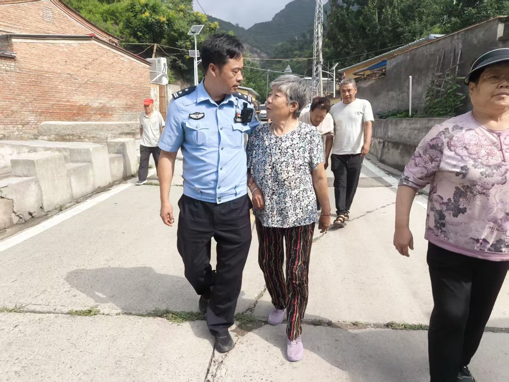 謝輝龍的手機號在全村進行公佈,村民們無論何時何事給他打電話,他都竭盡全力去辦。圖源:北京公安
