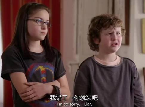 弟弟用玩具枪射到了姐姐 父母这样做 摩登家庭