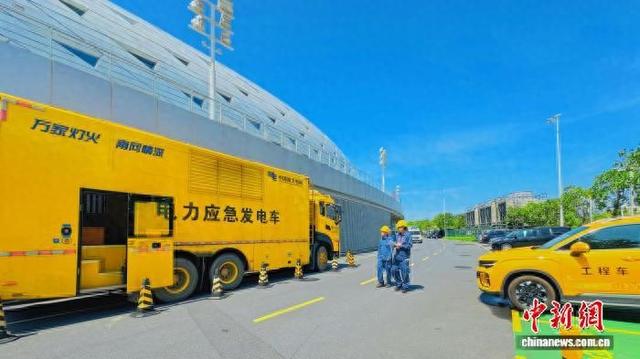 7月24日,南方电网广东清远供电局保供电人员在赛事场馆现场值守。刘思娴 摄