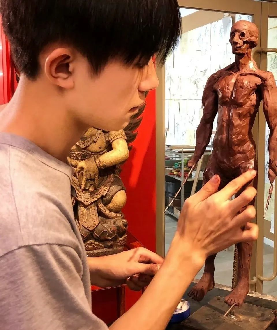 易烊千玺爱好捏泥塑