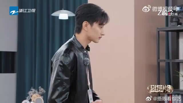 颜安回应无名指戴戒指传闻称中指戴不进