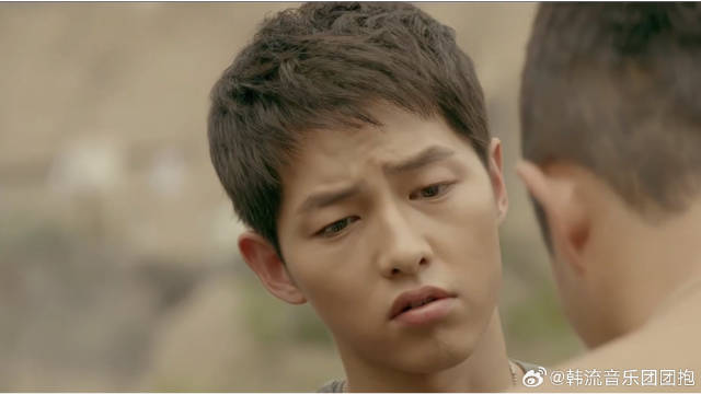 特种兵挥锹时受伤，旁边小兵的做法，简直不要太搞笑