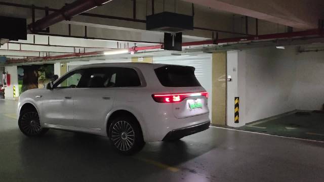 问界M8车主展示离车泊入技术解决狭窄车位难题