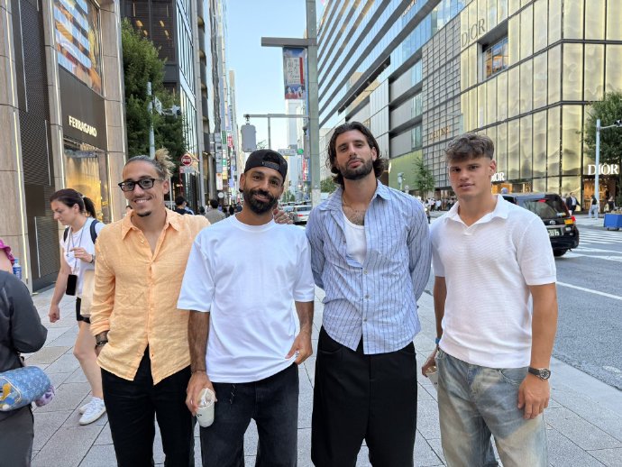 今日讨论热点是萨拉赫发在IG上的合影是不是p过头了