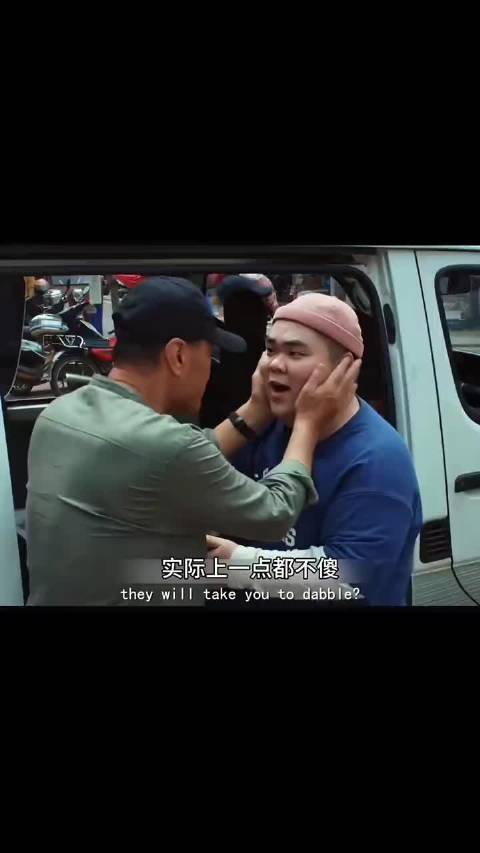 毒枭儿子看似是个傻子，不料竟是个炸弹高手