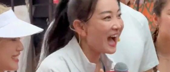 43岁贾玲罕见露面又瘦了，参加活动状态绝佳美出新高度，称自己是非常喜欢和擅长运动的人，此前频繁被传复胖