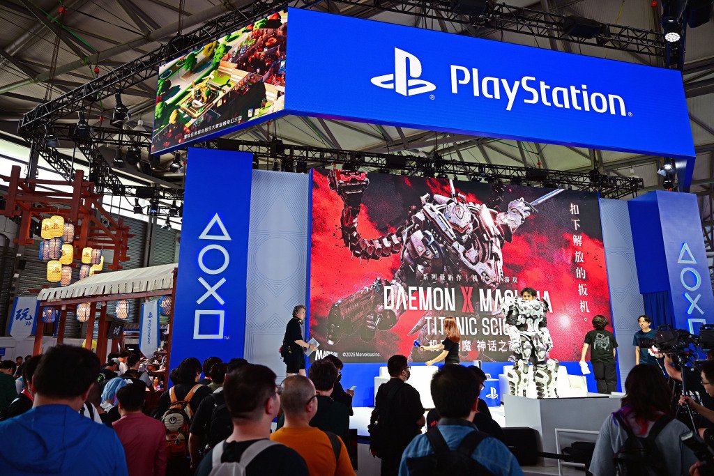 2025年8月1日,ChinaJoy现场,索尼PlayStation展台,游戏制作人参与舞台互动。视觉中国 图
