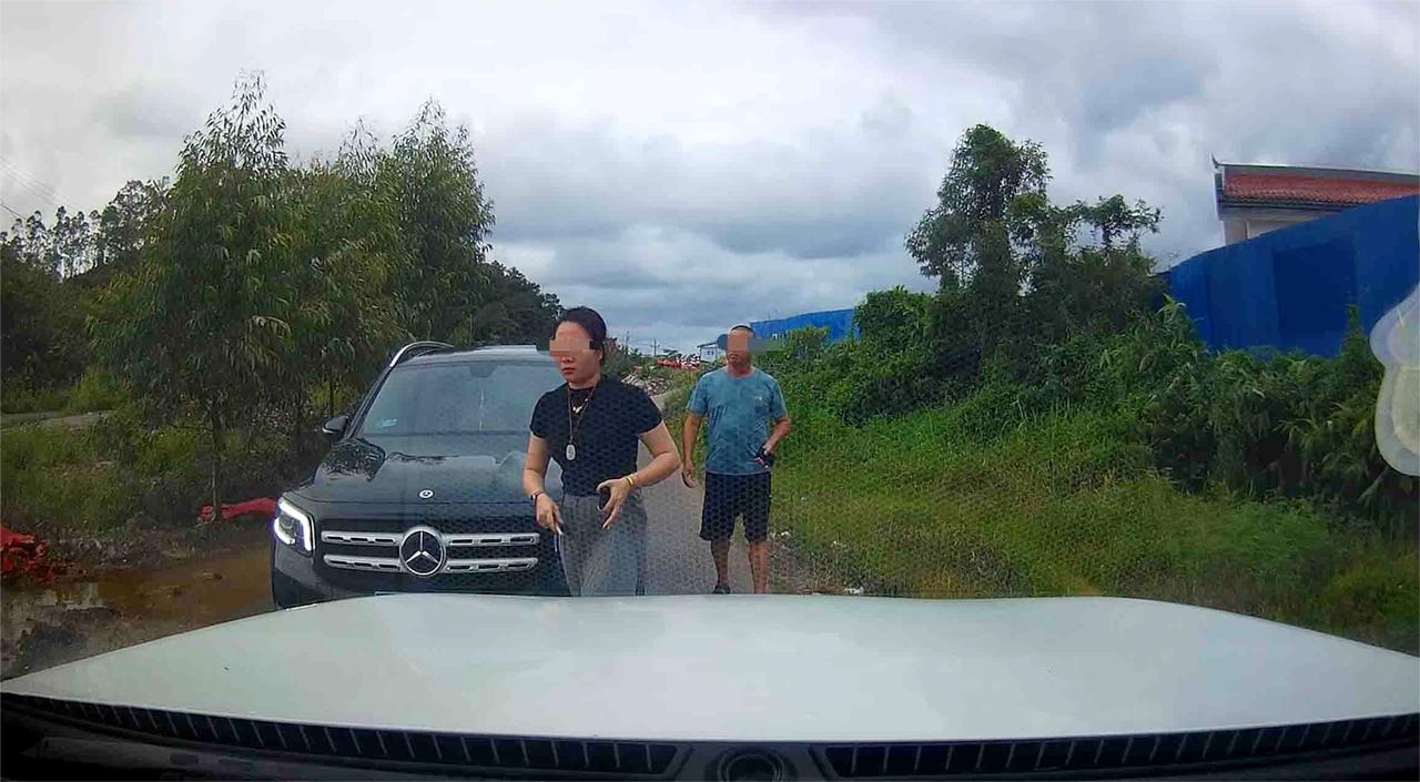 官方通报女司机逼迫让路