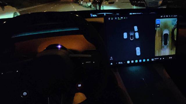 小米YU7二次升级自动泊车效率提升，车主实测无划线泊车成功