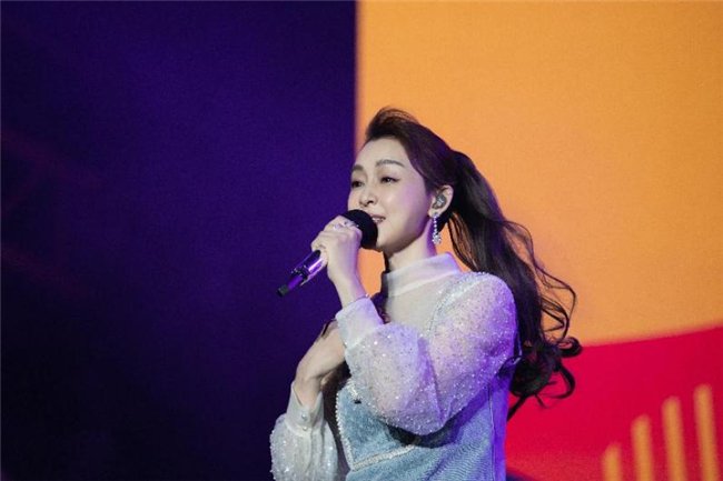 范玮琪与观众共赴音乐盛典，现场气氛热烈，大合唱燃爆全场